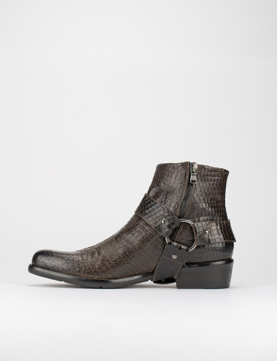 Botines tacón 2 cm marrón oscuro pitón