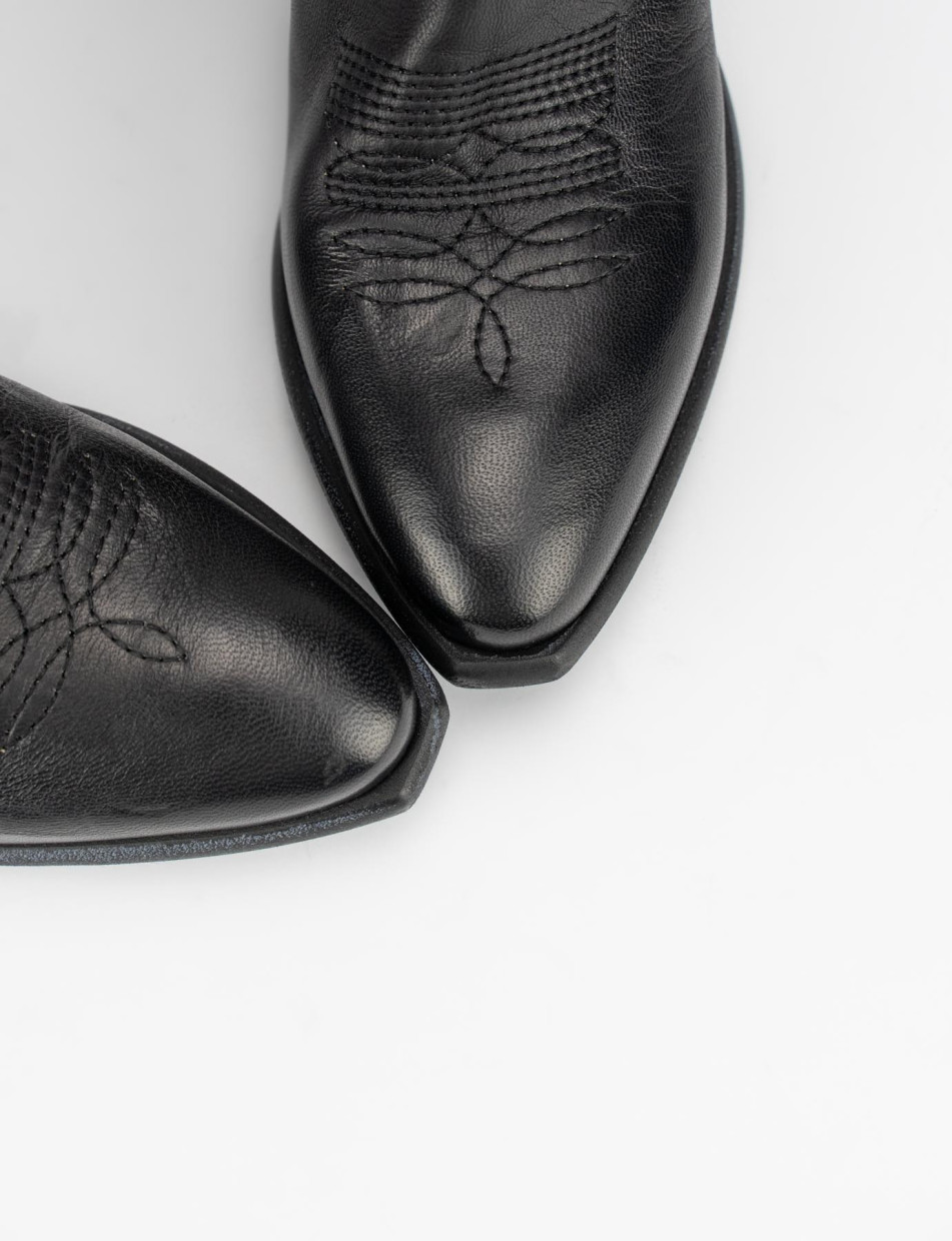Low heel boots heel 4 cm black leather