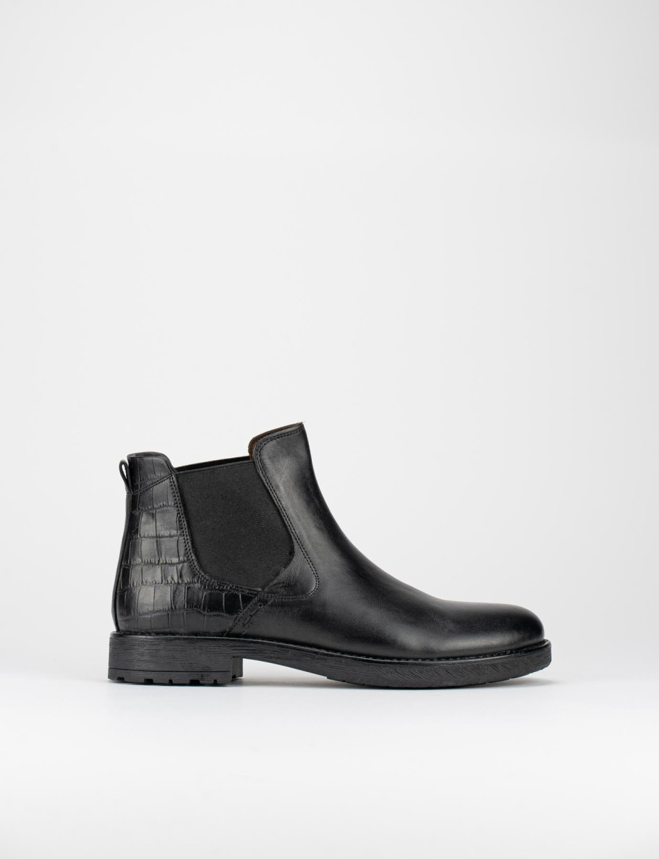 Stivale tronchetto tacco 2 cm nero