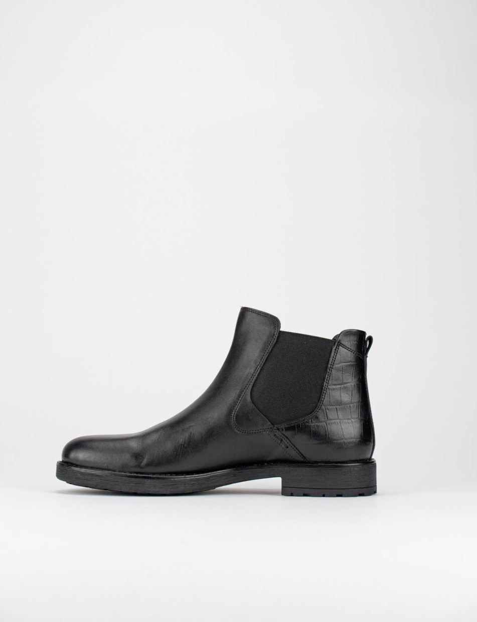 Stivale tronchetto tacco 2 cm nero