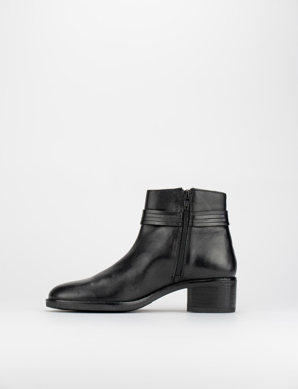 High heel ankle boots heel 5 cm black leather
