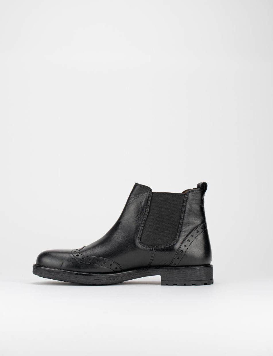 stivaletto tacco 2 cm nero