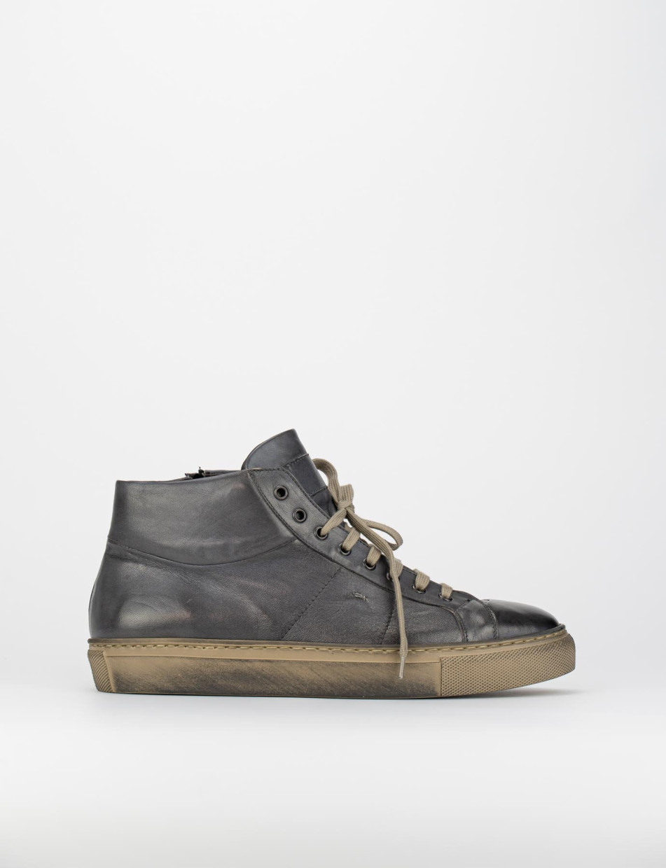 Sneakers grey leather