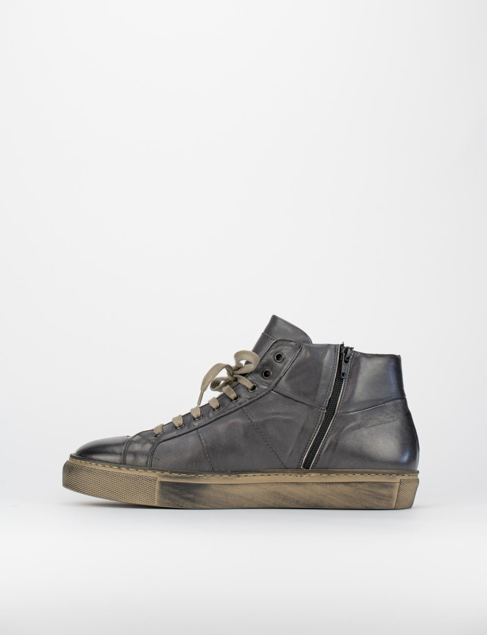 Sneakers grey leather