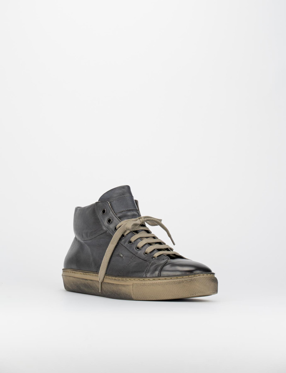 Sneakers grey leather