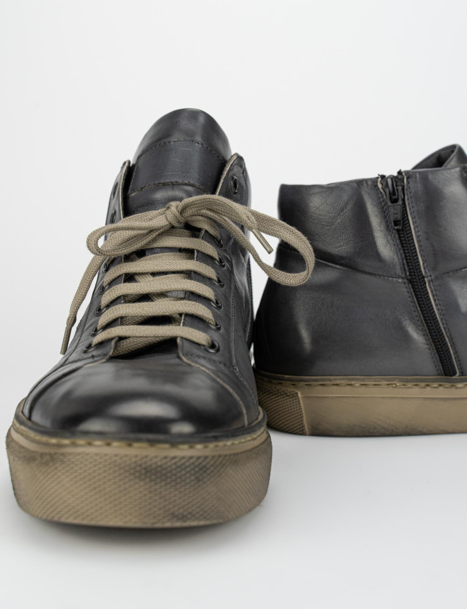 Sneakers grey leather