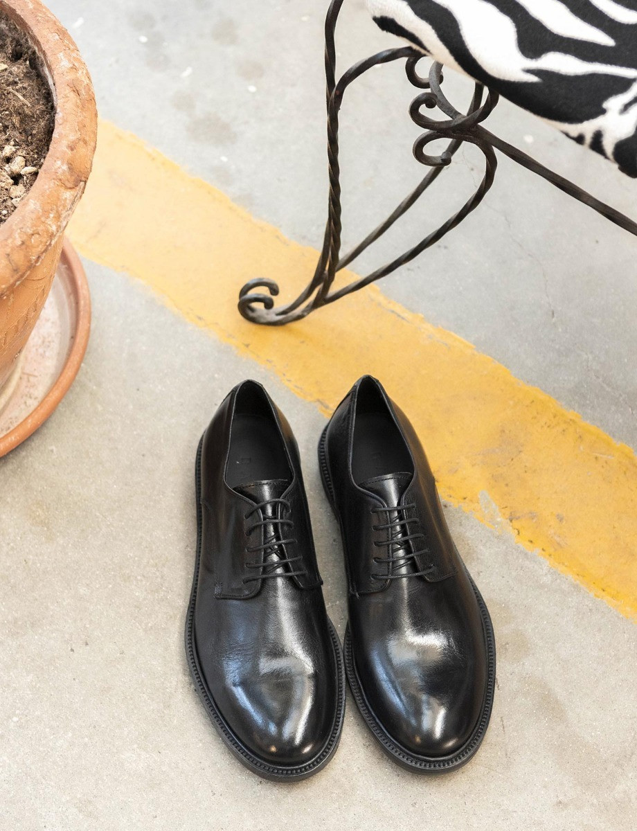 Scarpa stringata tacco 2 cm nero