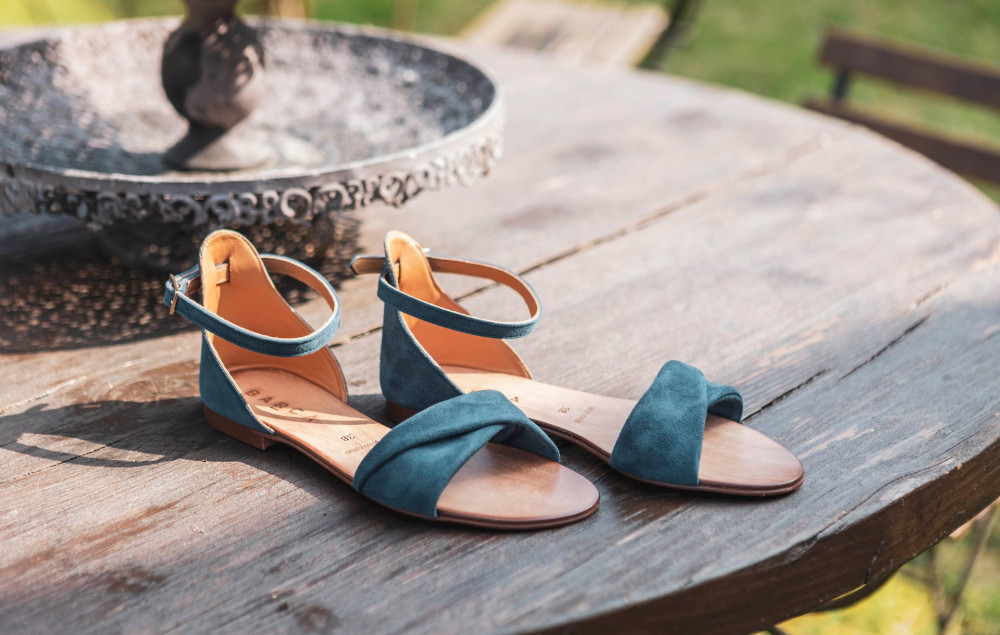 Sandalias de tacón bajo tacón 1 cm azul ante