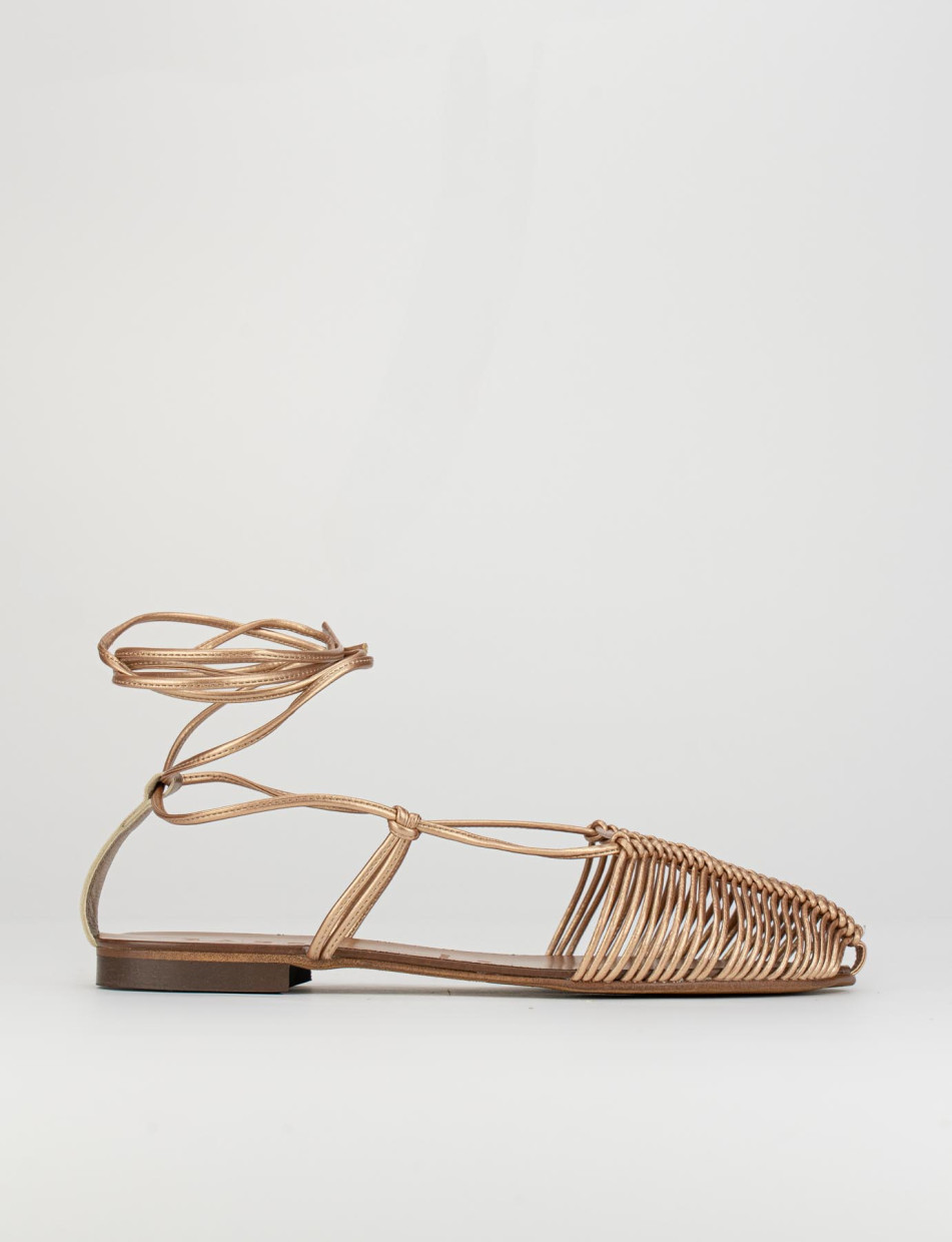 Sandalias de tacón bajo tacón 1 cm bronce cuero