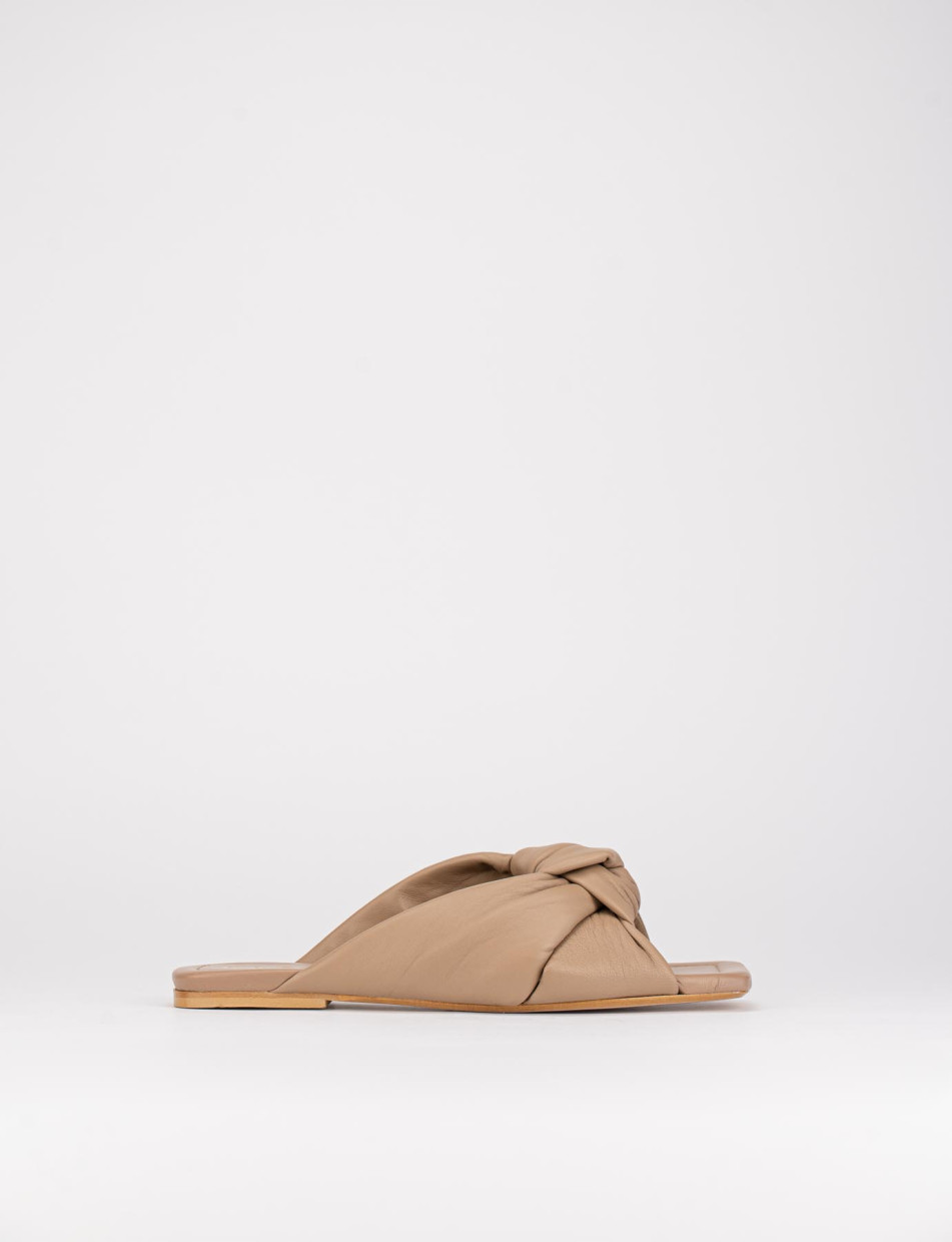 Mules tacón 1 cm beis cuero