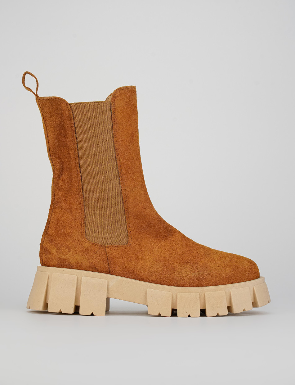 Botines de tacón bajo tacón 1 cm marrón ante