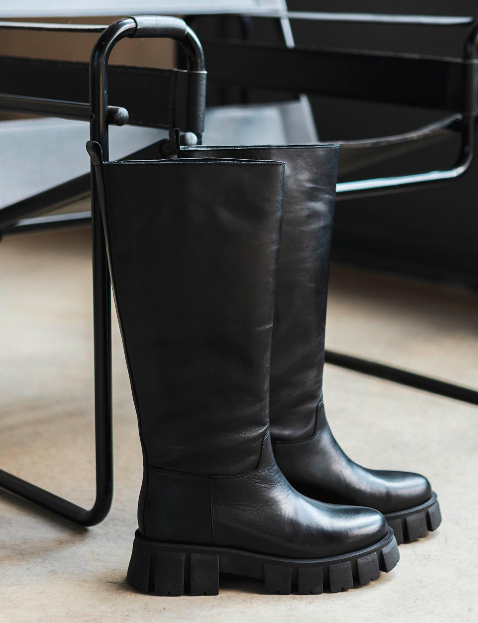 Low heel boots heel 1 cm black leather
