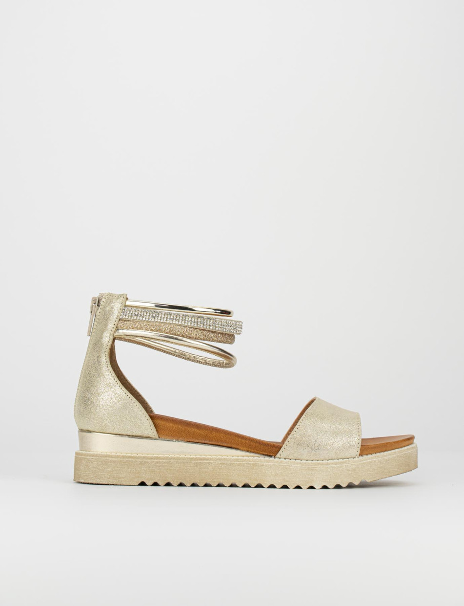 Low heel sandals heel 1 cm gold leather