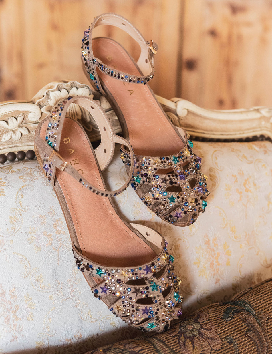 Sandalias de tacón bajo tacón 1 cm beis cuero