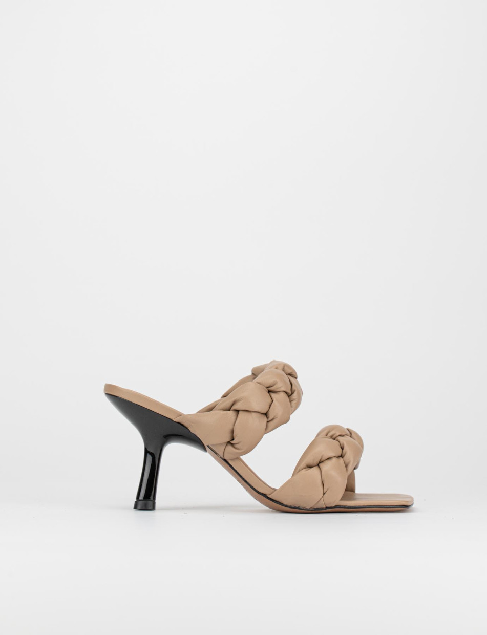 Slippers heel 5 cm beige leather