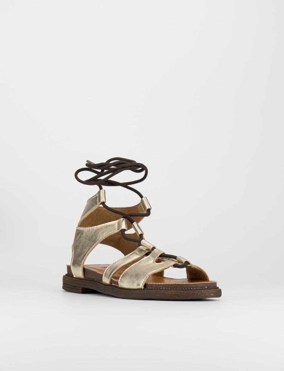 Sandalias de tacón bajo tacón 1 cm oro cuero