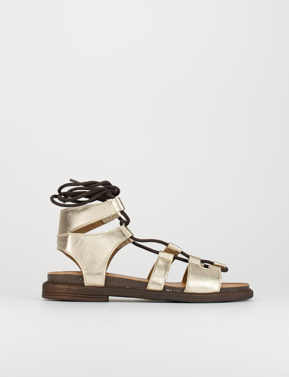 Sandalias de tacón bajo tacón 1 cm oro cuero