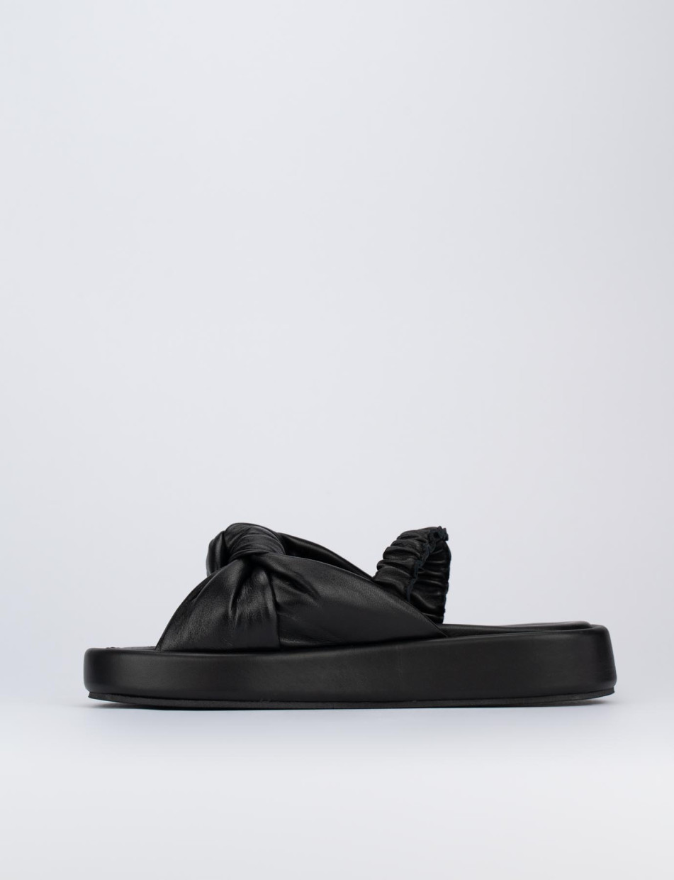 Sandalo tacco 1 cm nero pelle