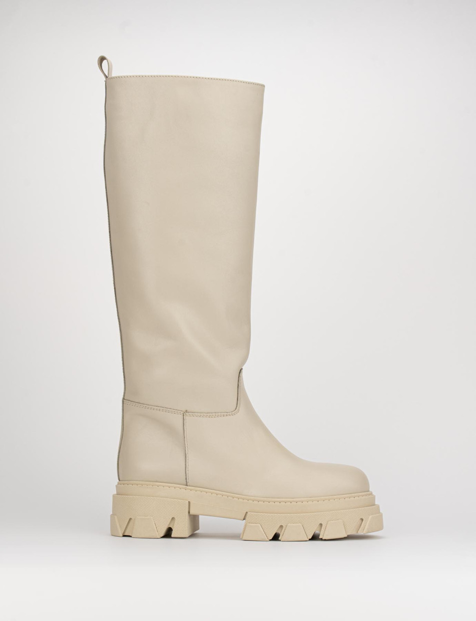 Botas de tacón bajo tacón 2 cm beis cuero
