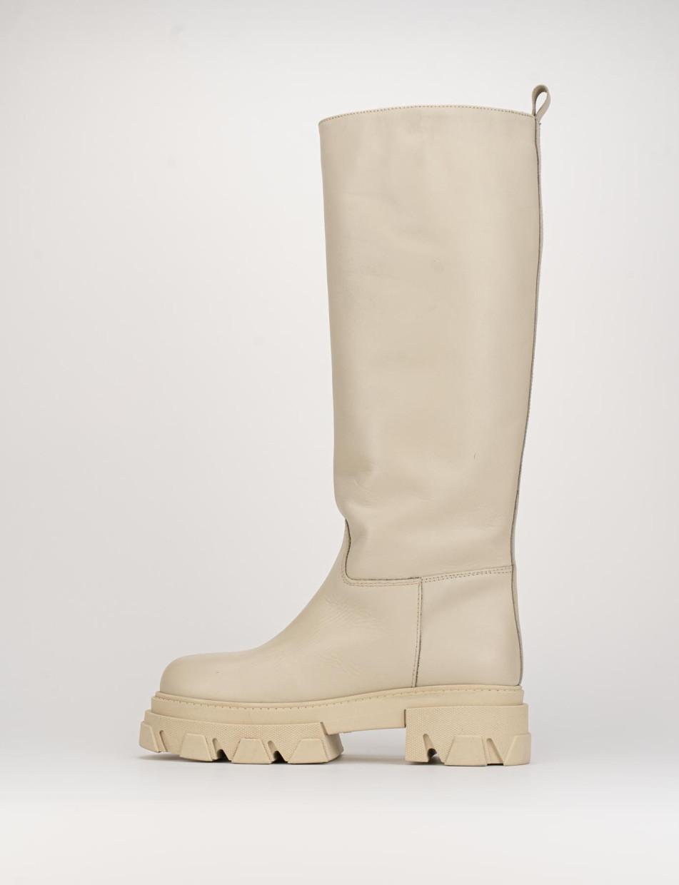 Botas de tacón bajo tacón 2 cm beis cuero