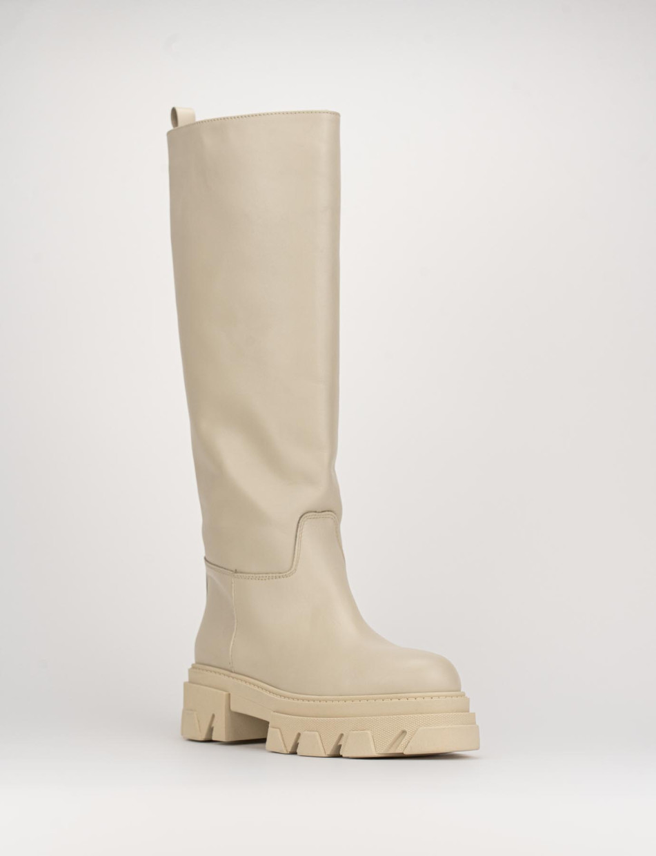 Botas de tacón bajo tacón 2 cm beis cuero