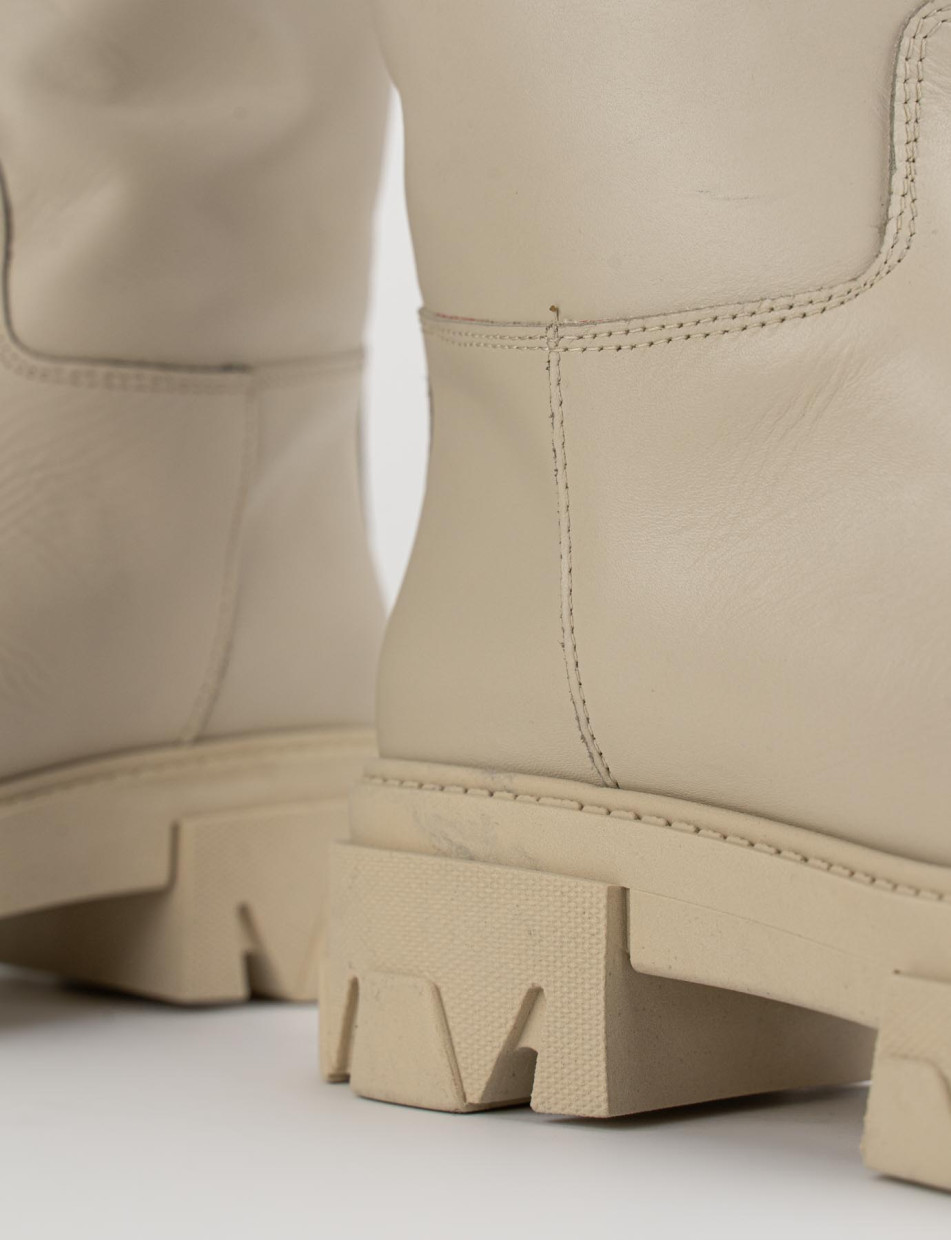 Botas de tacón bajo tacón 2 cm beis cuero