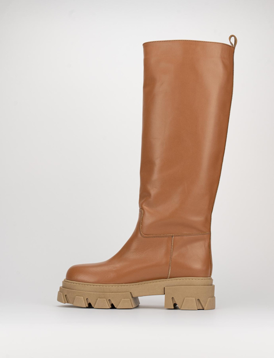 Botas de tacón bajo tacón 2 cm marrón cuero
