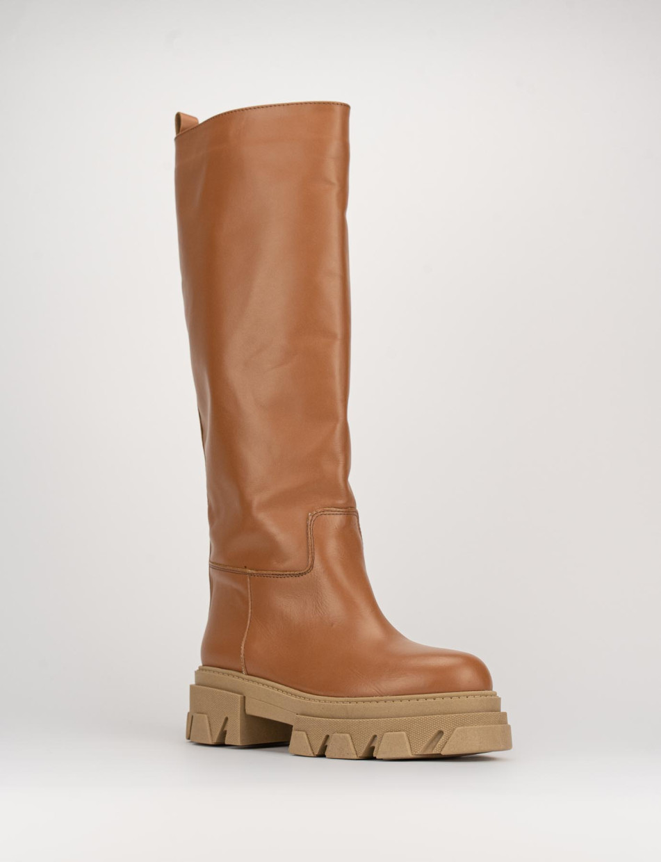 Botas de tacón bajo tacón 2 cm marrón cuero