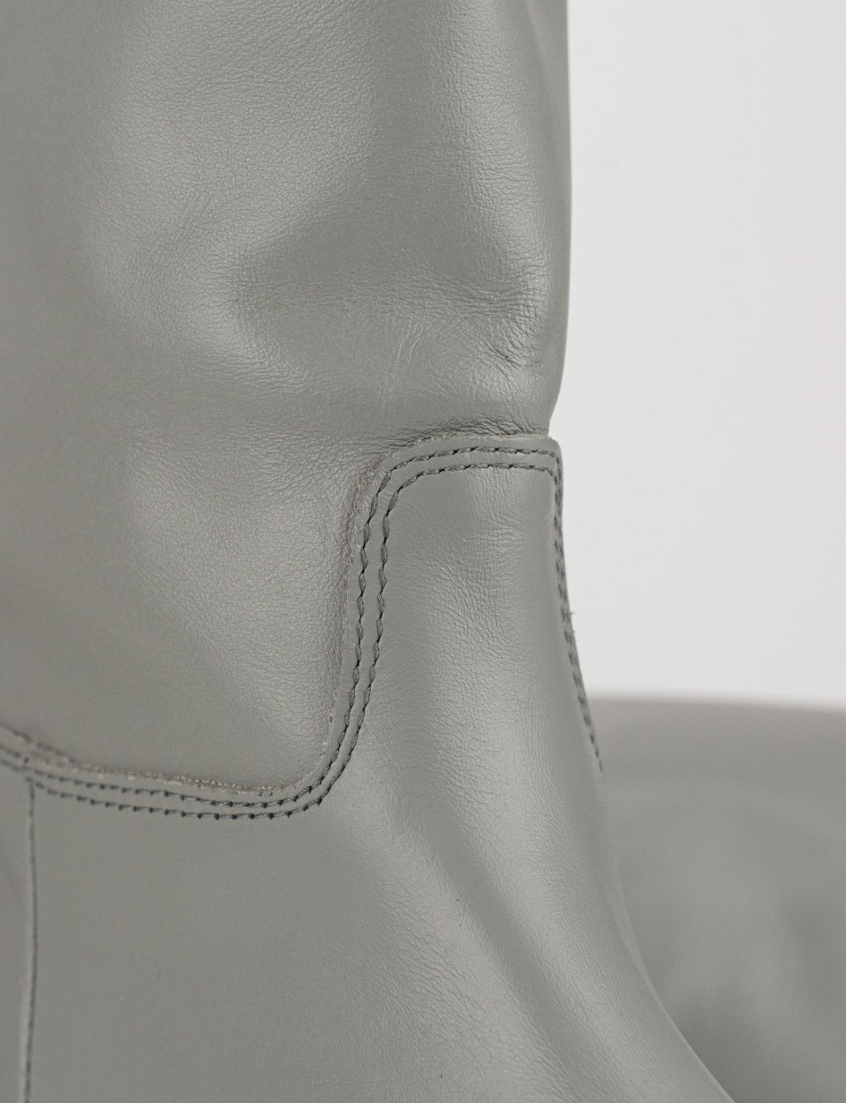 Botas de tacón bajo tacón 2 cm gris cuero