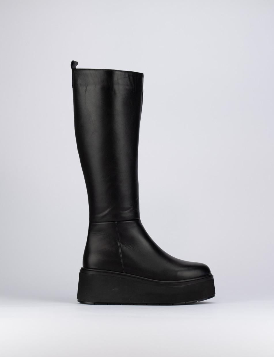 Botas de tacón bajo negro cuero