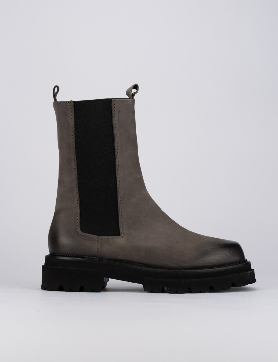 Botines de tacón bajo tacón 2 cm beis nobuk