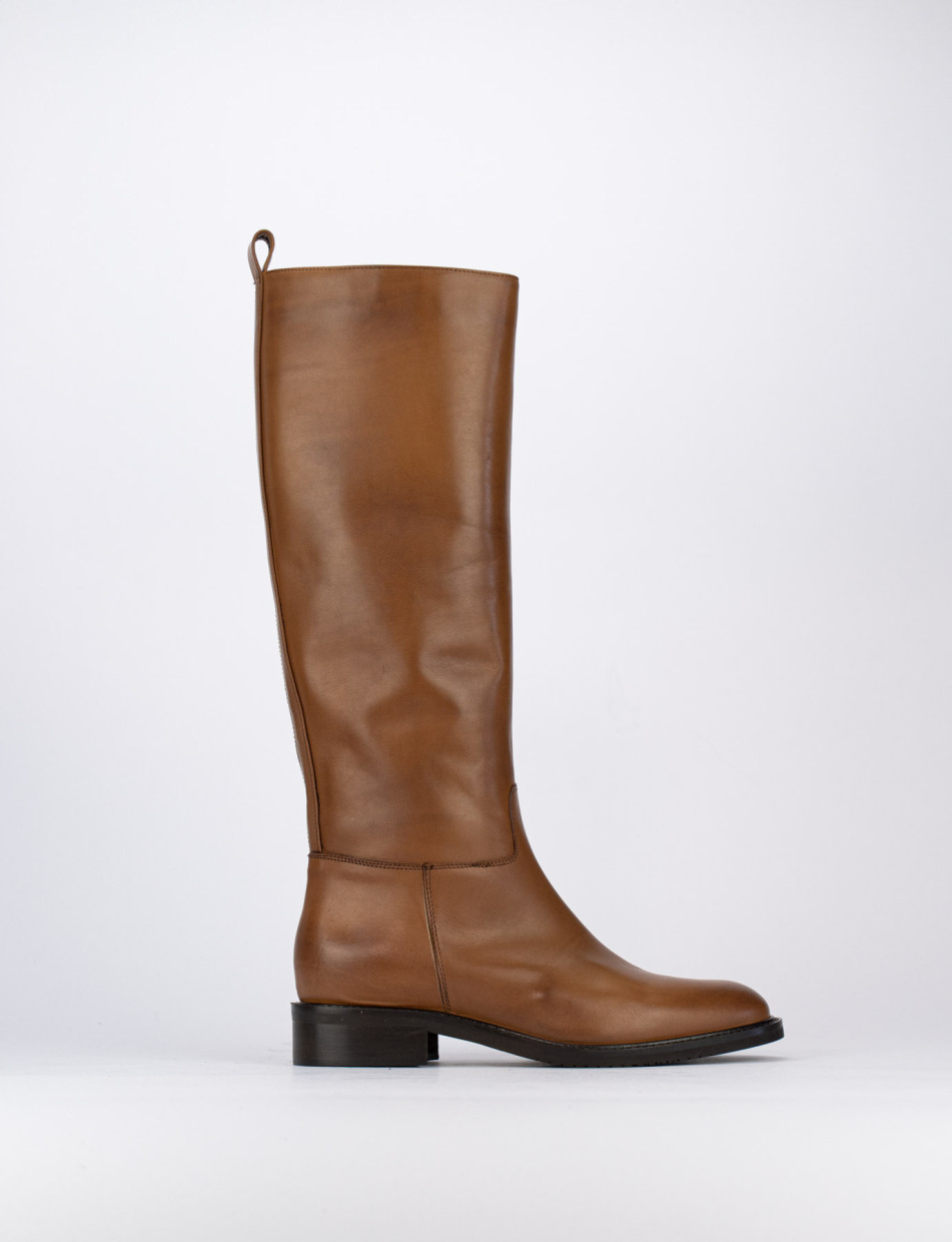 Botas de tacón bajo tacón 2 cm marrón cuero