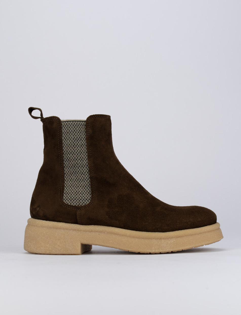 Botines de tacón bajo tacón 2 cm marrón oscuro ante