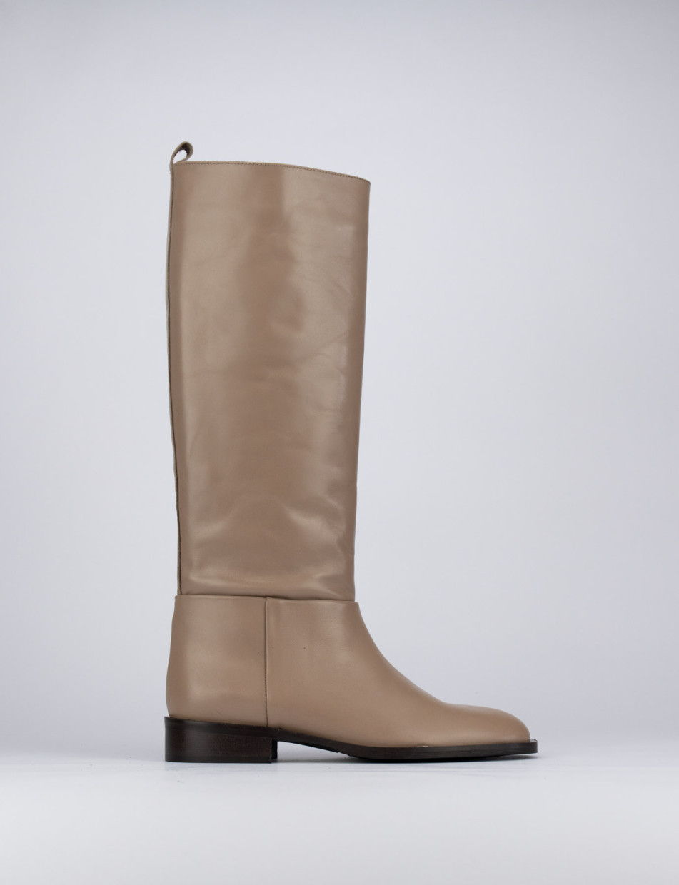 Botas de tacón bajo tacón 1 cm beis cuero