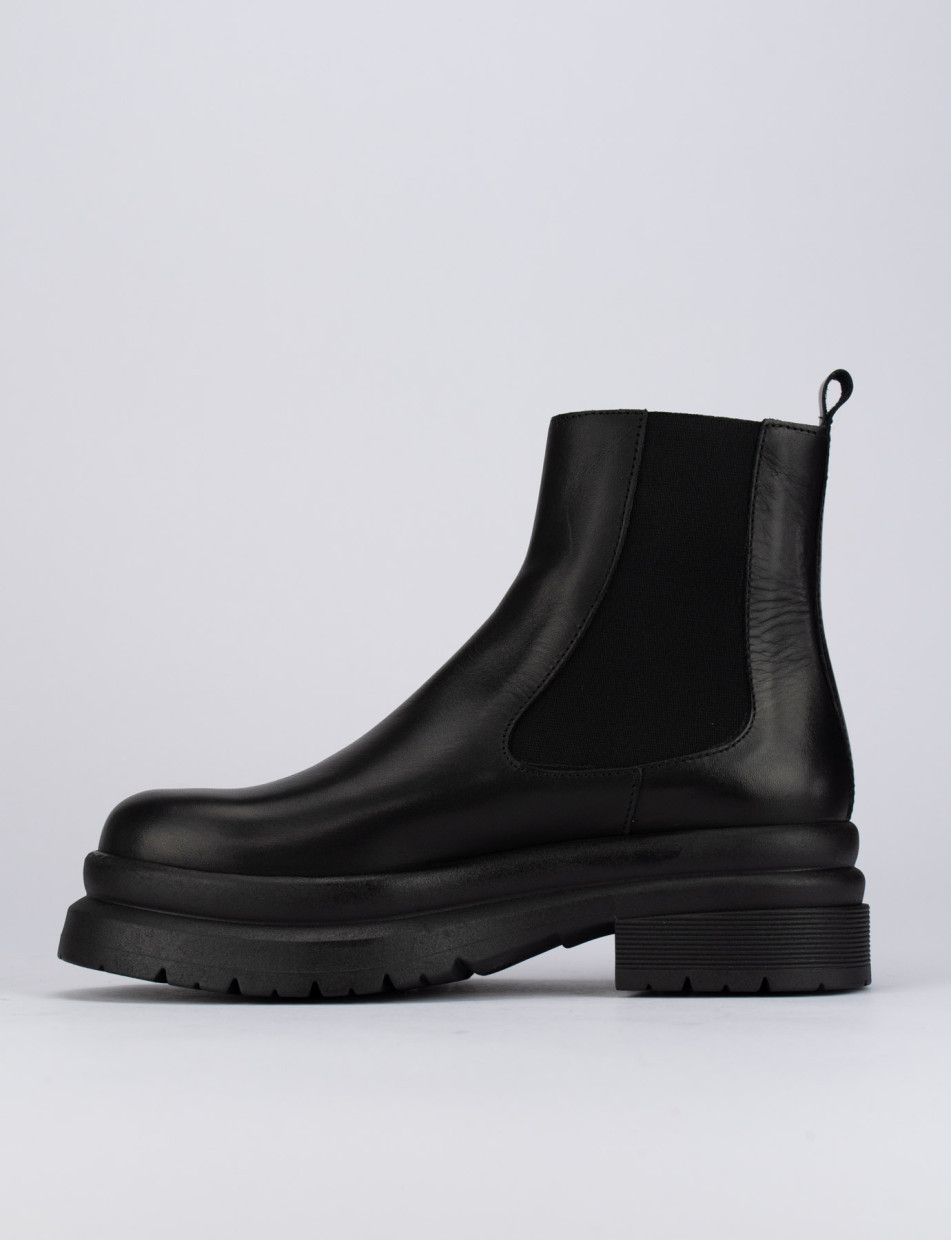 Low heel ankle boots heel 1 cm black leather