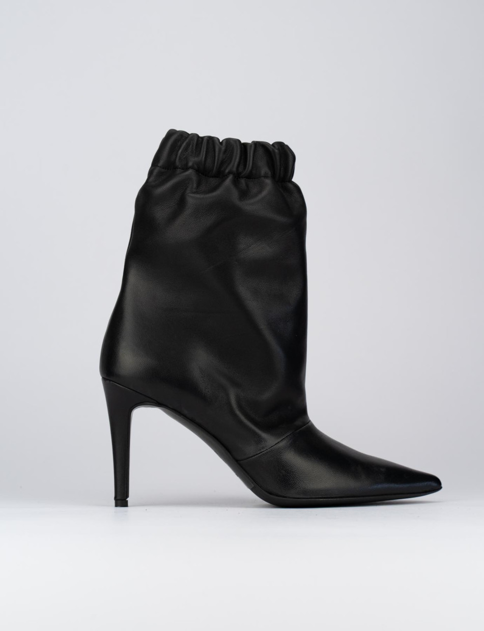 High heel ankle boots heel 9 cm black leather