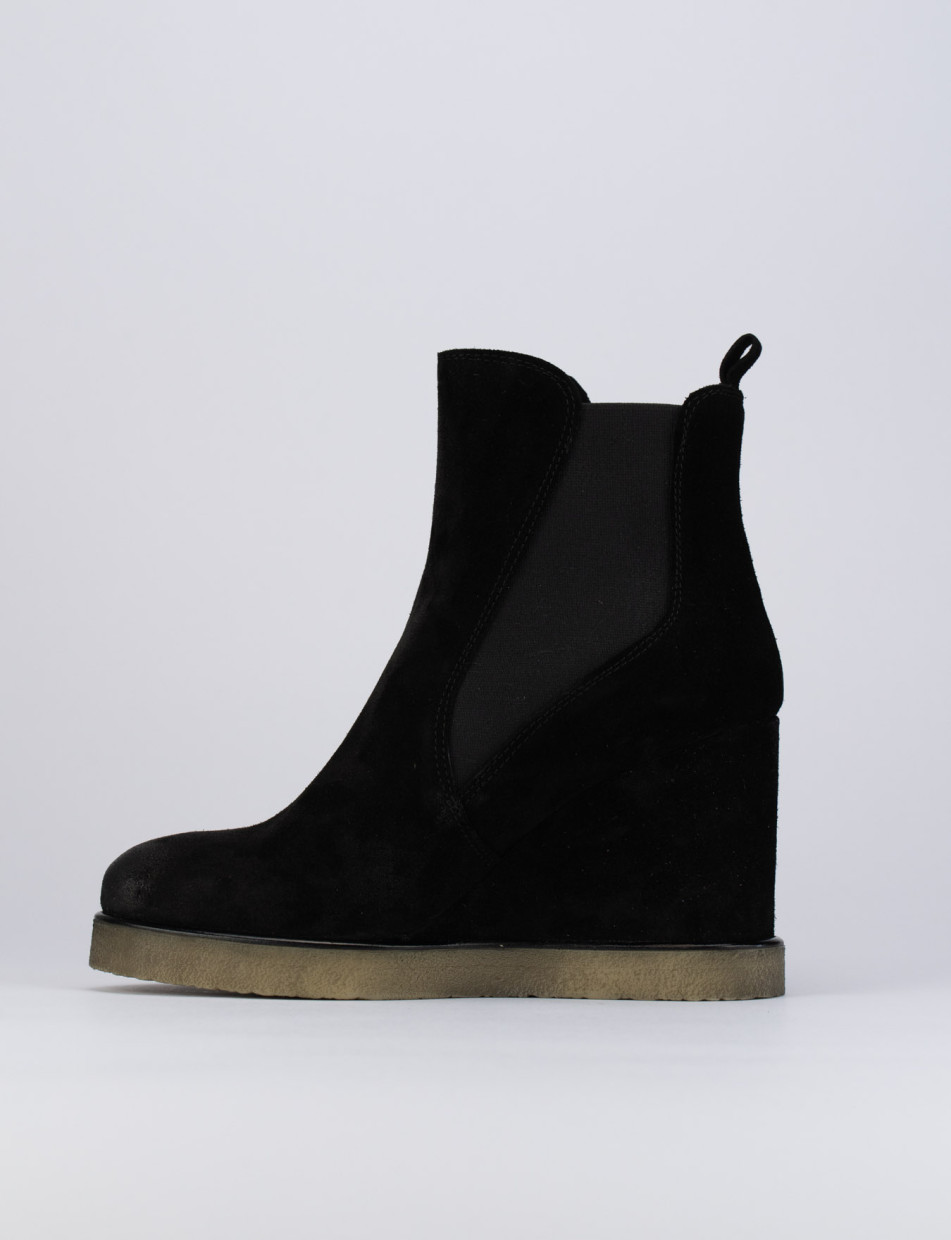 Stivaletto zeppa 9cm nero camoscio
