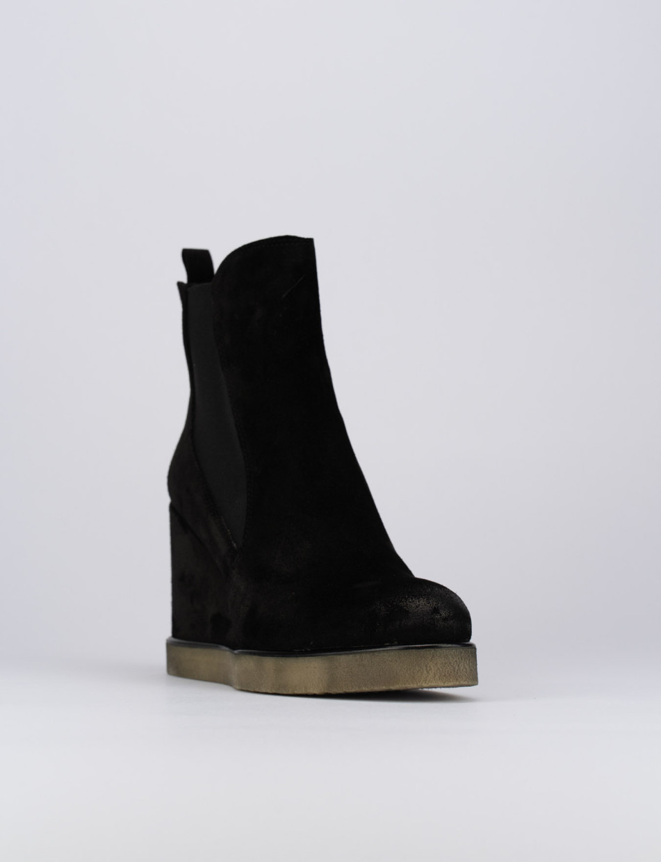 Stivaletto zeppa 9cm nero camoscio