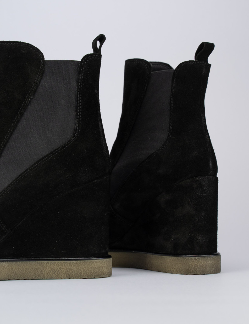 Stivaletto zeppa 9cm nero camoscio
