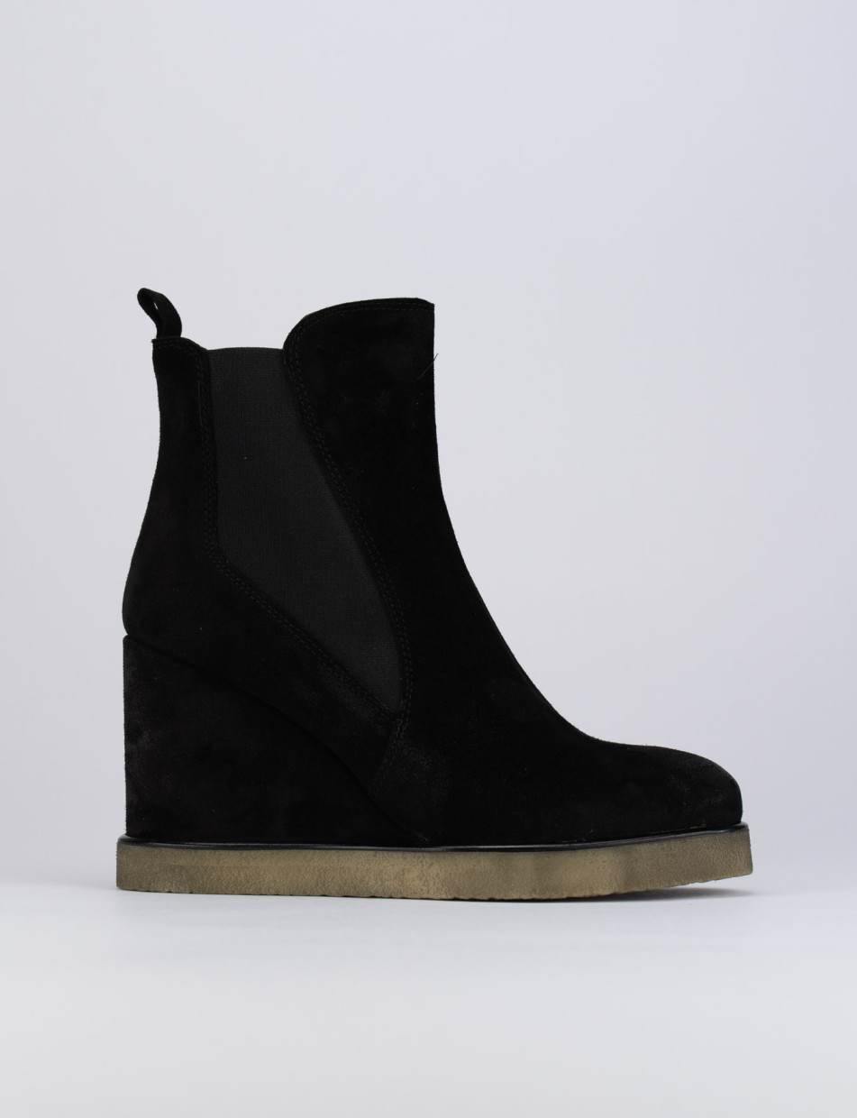 Stivaletto zeppa 9cm nero camoscio