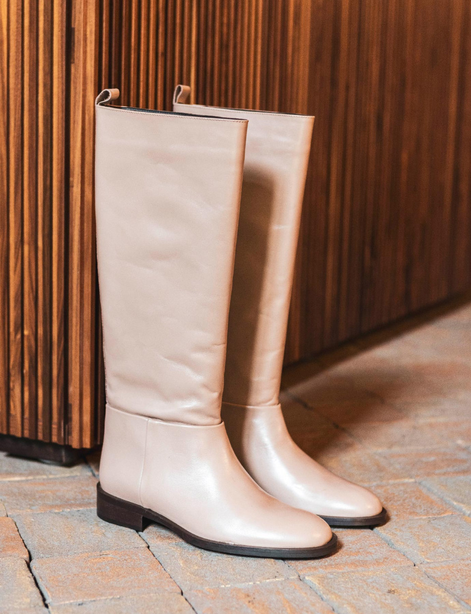 Botas de tacón bajo tacón 1 cm beis cuero