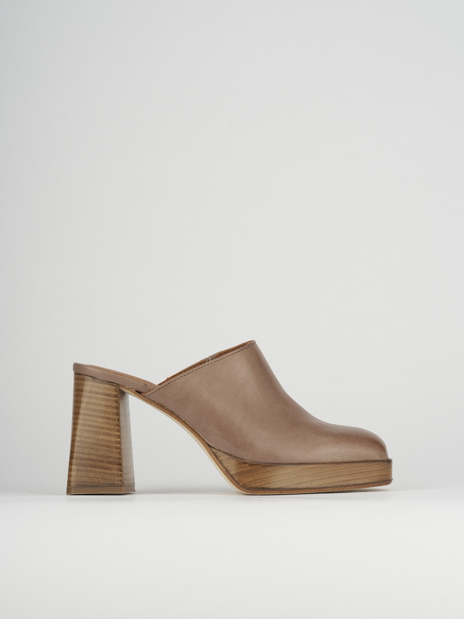 Zuecos con tacón tacón 9 cm beis cuero