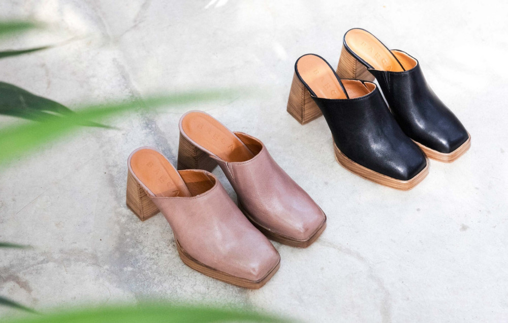 Zuecos con tacón tacón 9 cm beis cuero