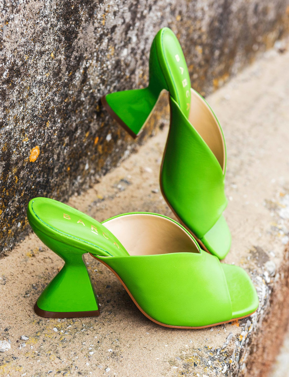 Mules tacón 10 cm verde cuero