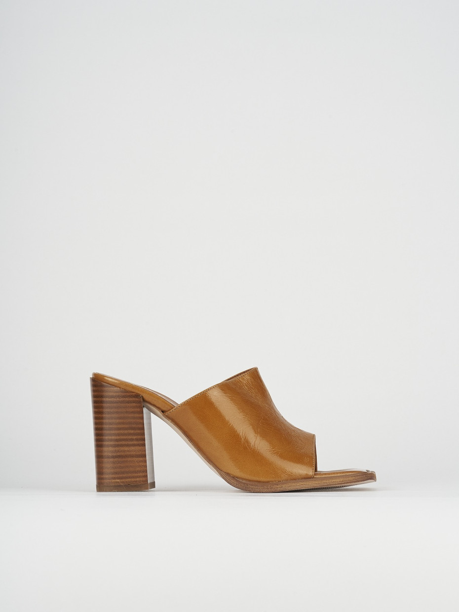 Mules tacón 8 cm marrón charol