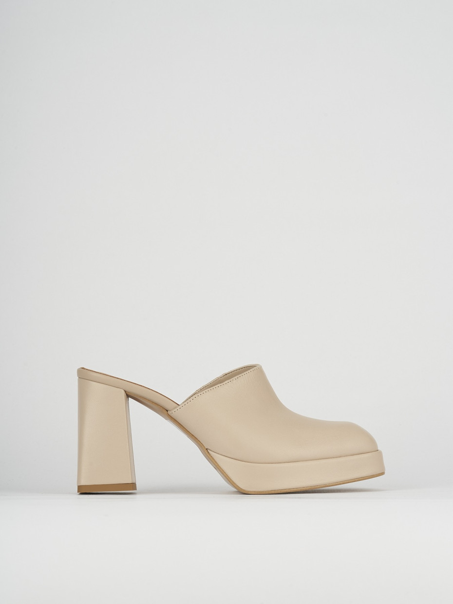 Zuecos con tacón tacón 9 cm beis cuero