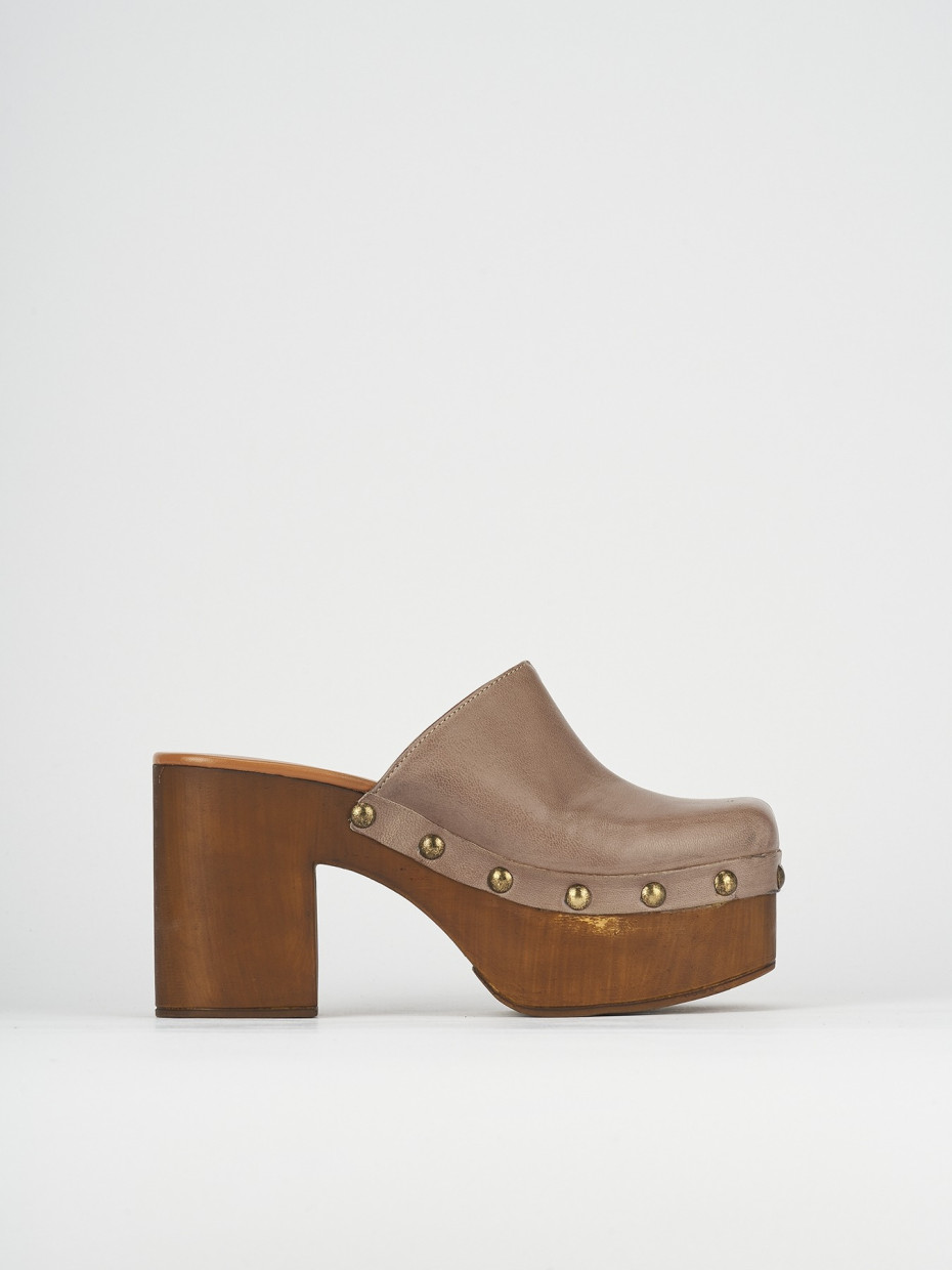 Zuecos con tacón tacón 6 cm beis cuero