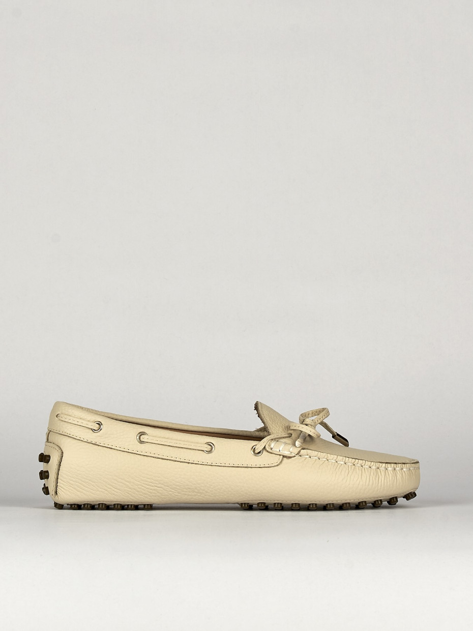 Mocasines tacón 1 cm beis cuero