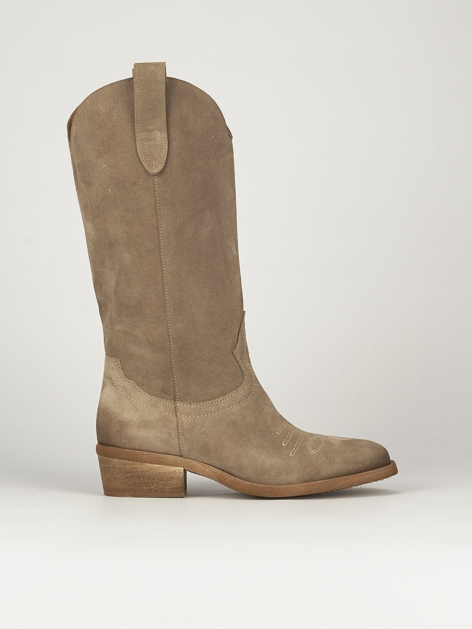 Botas de tacón bajo tacón 2 cm beis ante