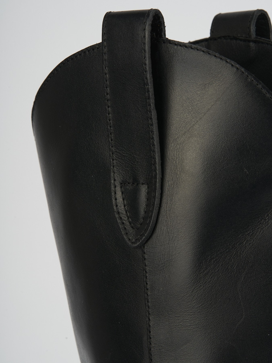 Botas de tacón bajo tacón 2 cm negro cuero